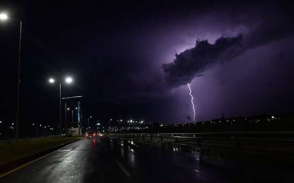 Tormentas esta noche: Meteorología advierte sobre lluvias intensas - Clima - ABC Color