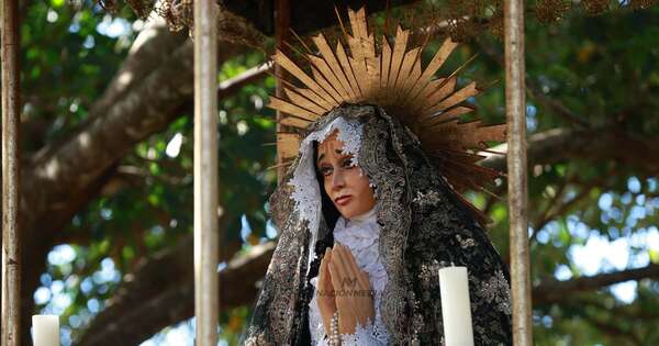 La Nación / Con su madre en silla de ruedas, renuevan sus votos espirituales en Tañarandy