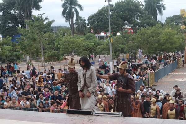 Viacrucis viviente emociona a más de 5.000 personas en Caacupé - Nacionales - ABC Color