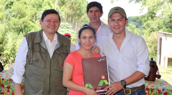 56 % de los 9.000 títulos de tierra entregados son para mujeres