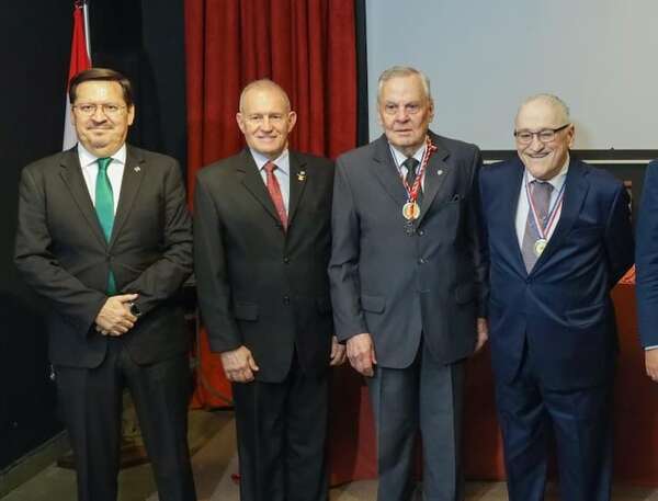 Imposición de diplomas y medalla de hermandad - Sociales - ABC Color
