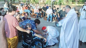 Cardenal insta a servir y besa pies de residentes de albergue