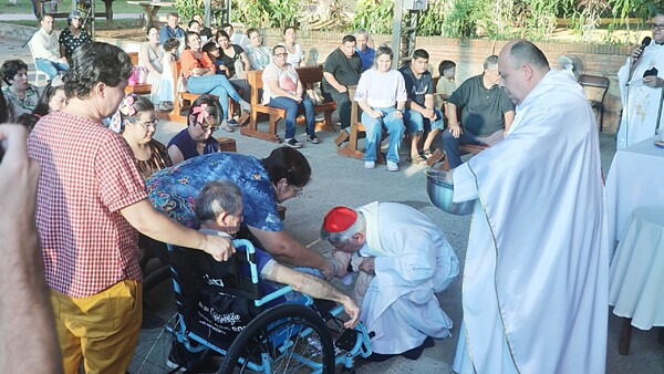 Cardenal insta a servir y besa pies de residentes de albergue