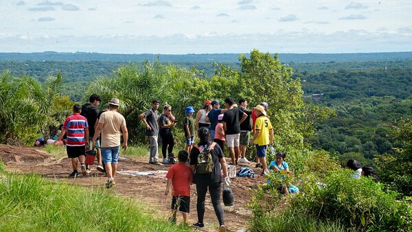 Cerro Yaguarón: Fieles suben 300 metros por gratitud y tradición
