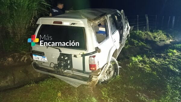 Ocupantes se salvan de milagro tras volcar en camino vecinal de San Pedro del Paraná