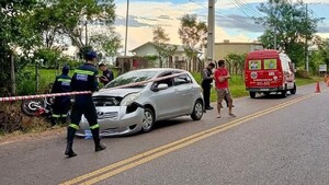 Motociclista viajaba en grupo, rozó con otro biciclo y murió al ser atropellado por un auto