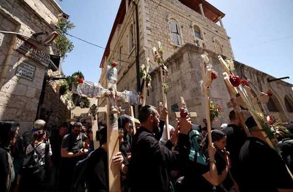 Los peregrinos no renuncian a la Semana Santa, pese a la guerra, en la Ciudad Vieja de Jerusalén - San Lorenzo Hoy