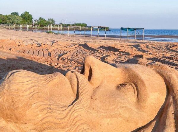 Artesano preparó imponente escultura de Cristo con arena en la playa de Carmen del Paraná