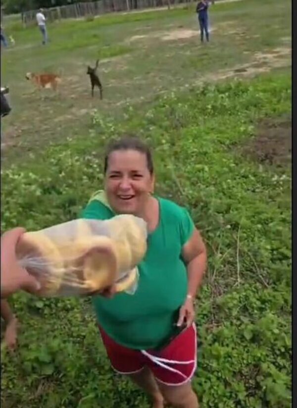 Video: Doña regala chipas a policías que ayudaron en evacuación en el Chaco