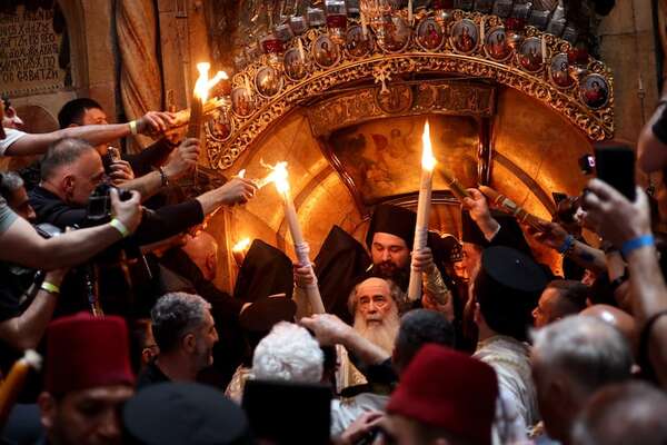 Cristianos en Jerusalén celebran el Fuego Sagrado y claman por la paz - Mundo - ABC Color