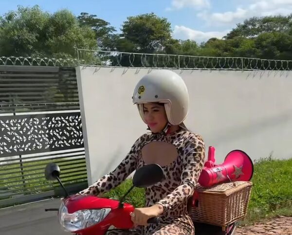 ¡Laurys Dyva repartió chipa en moto!