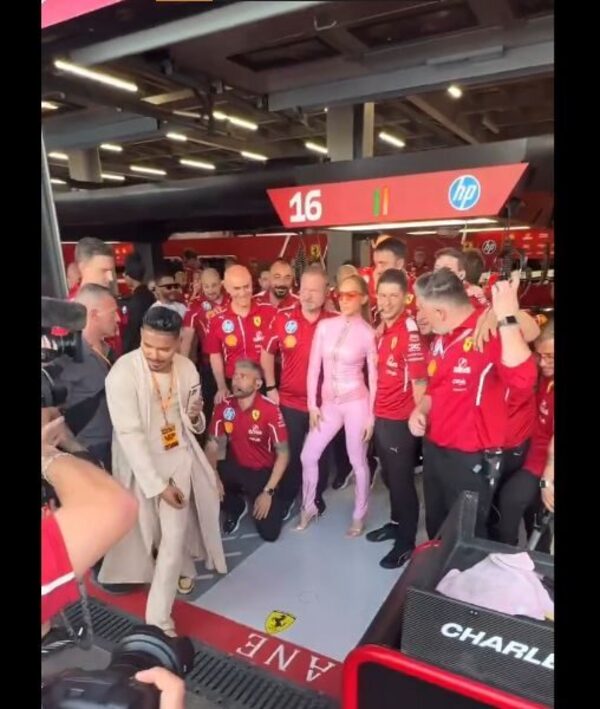 (Video) J. Lo dejó jurujái con su visita al box de Ferrari en Arabia Saudita