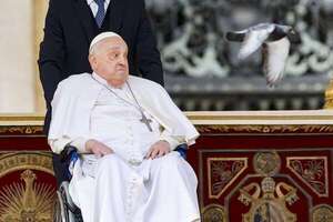 El papa acude a la basílica de San Pedro a rezar antes de la Vigilia del Sábado Santo - Mundo - ABC Color