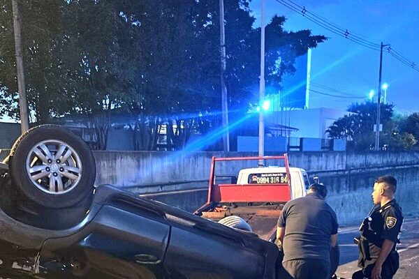 Desgracia con suerte: Joven sale ilesa tras aparatoso vuelco en el superviaducto de Asunción