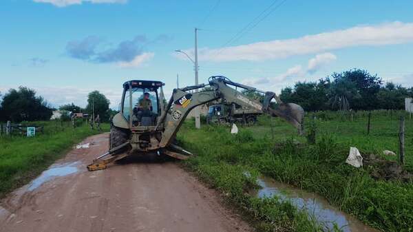 Limpian y abren desagües tras intensa lluvia en Vallemí - Nacionales - ABC Color