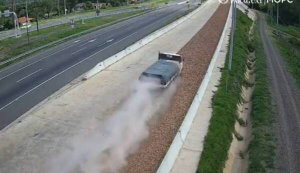 De nuevo la rampa: un camioncito iba rumbo a la desgracia cuando encontró cómo salvar la sitú