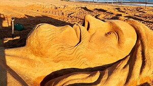 Pasión de Cristo toma forma en arena en las playas del Sur