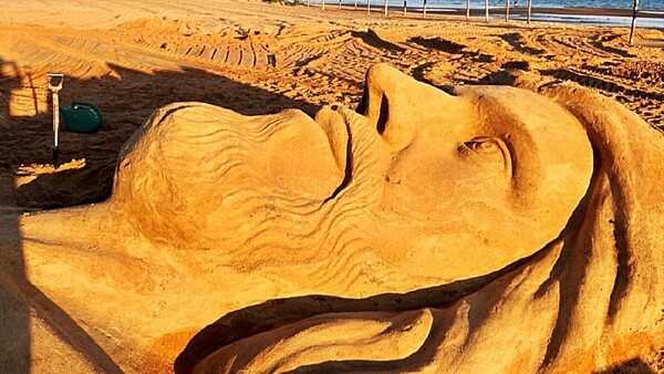 Pasión de Cristo toma forma en arena en las playas del Sur