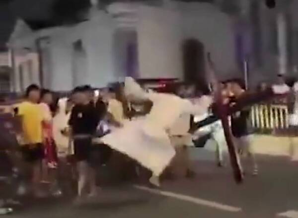 [VIDEO] ¡Échelo pro’sor! Se enojó Kirito y le metió una patada “divina” a un cristiano
