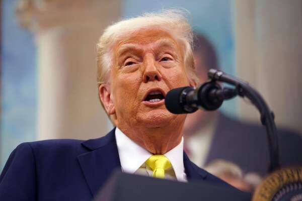 Trump pide al Supremo de EE.UU. que levante pausa a expulsiones de migrantes - Mundo - ABC Color