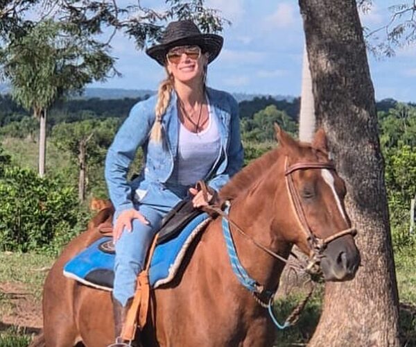 Olvidando el pasado: ¡Male Caballero de vaquerita disfrutando su soltería!
