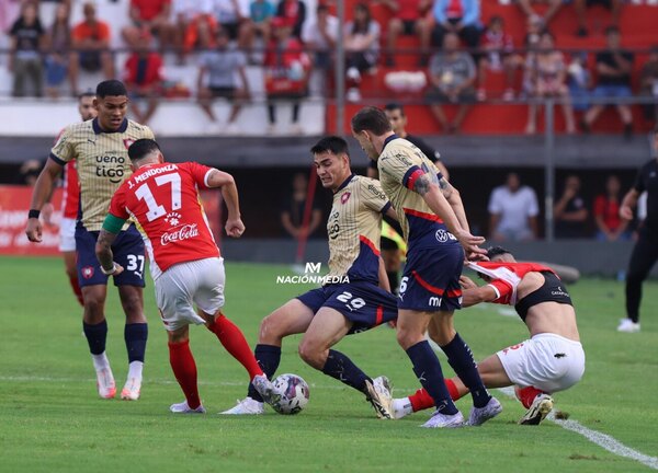 Versus / ¿Qué pasó? Martínez dijo que ya estaría disponible, pero ni lo convocó