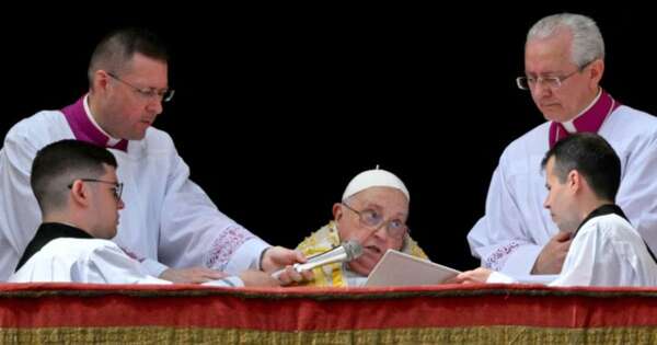 Diario HOY | El papa desea a los fieles una “feliz Pascua” desde el balcón de la Basílica de San Pedro