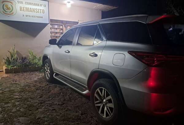 Abandonan camioneta robada cerca de una dependencia policial - ABC en el Este - ABC Color