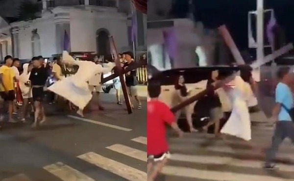 "Jesús" aplicó "patada voladora" a joven que se "colgó" de su cruz - 1000 Noticias