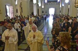 Domingo de Pascua: Iglesia criticó a quienes dan de comer a sus hijos el “pan sucio de la corrupción” - Nacionales - ABC Color