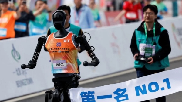 Robots chinos compitieron contra humanos en la primera media maratón humanoide del mundo. Perdieron por más de 1 km - ADN Digital