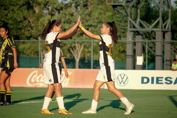 Olimpia goleó a Recoleta FC y se mantiene líder en el futbol femenino - 1000 Noticias
