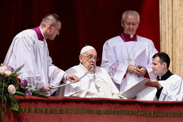 El papa desea a los fieles una «feliz Pascua» desde el balcón de la Basílica de San Pedro - .::Agencia IP::.