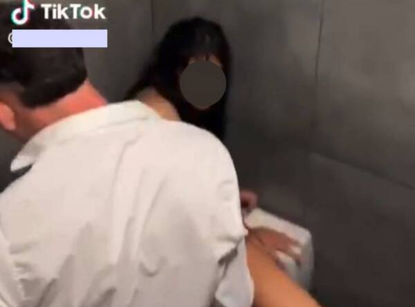 Hicieron “eso” en el baño de una disco, lo filmaron y subieron a redes: mamá denuncia a dos chicos