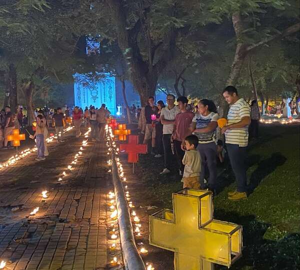 Multitudinaria concurrencia en el “Camino de las luces” en Concepción  - Nacionales - ABC Color