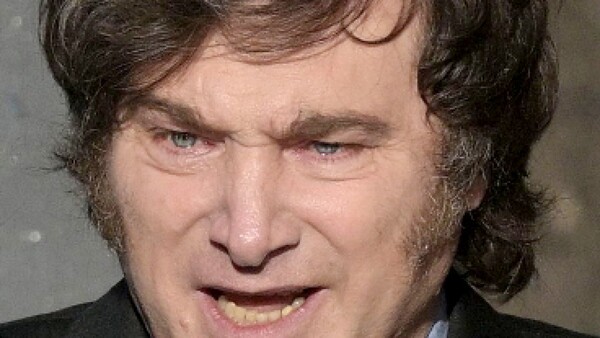 Javier Milei fustiga a periodistas críticos con su gobierno