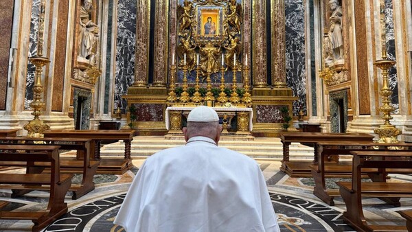 Estupor y pesar entre fieles y turistas en el Vaticano tras la muerte del papa Francisco