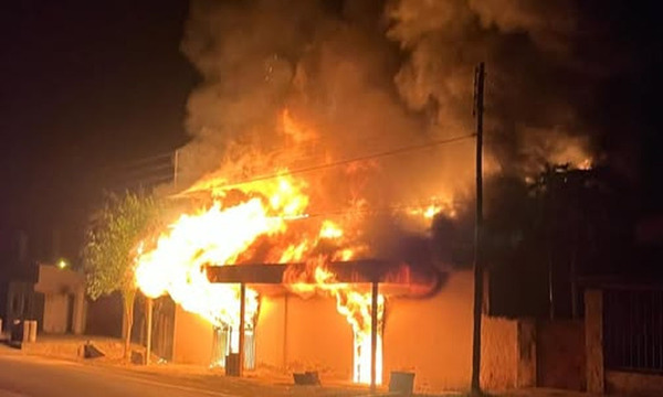 Incendio consume por completo la vivienda de la familia González Franco en Carayaó - OviedoPress