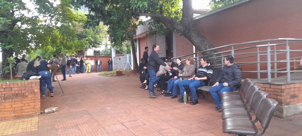 Funcionarios de la ANDE en Encarnación se suman al paro nacional