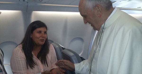 La Nación / El día que el Papa Francisco le habló a una periodista paraguaya: “Ella es la valiente mujer paraguaya”