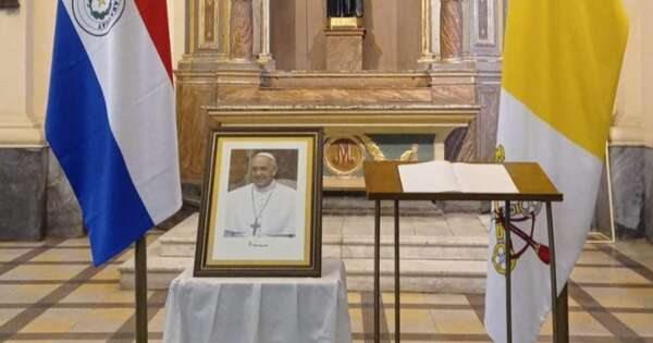 La Nación / Habilitan libro de condolencias en la Catedral Metropolitana para despedir a Francisco