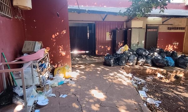 Vetusta estructura del Hospital Regional de C. del Este, tomada por basuras acumuladas