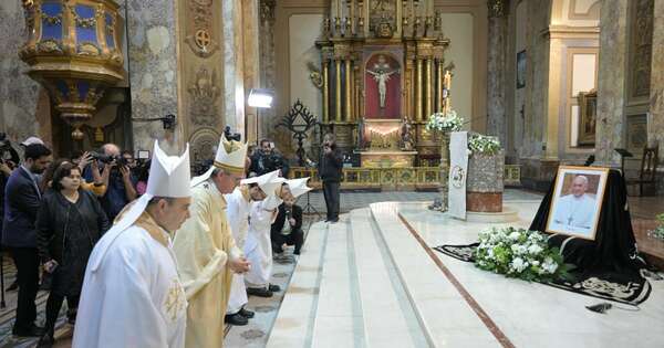 La Nación / Argentinos lloran a Francisco: “Se nos fue el papa de los pobres”