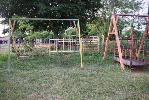 Denuncian el estado de abandono de dos plazas públicas en Carapeguá - Nacionales - ABC Color