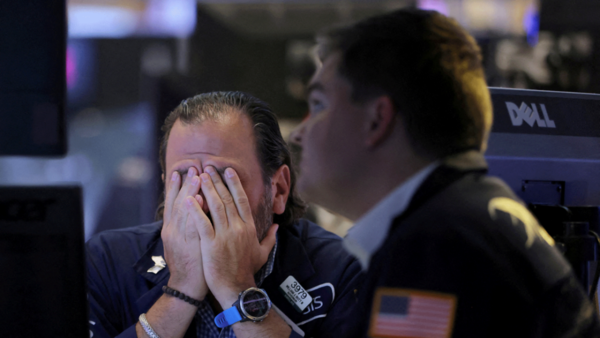 Wall Street cae a media sesi贸n tras un nuevo ataque de Trump al presidente de la Fed