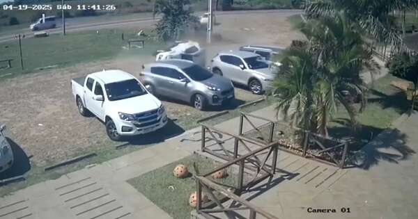 Diario HOY | Volcó y chocó a tres vehículos estacionados: aparatoso accidente en Misiones