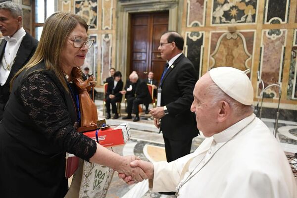 “Le llevé la imagen de San Roque y chipas”: Rosa Encina recuerda su emotivo encuentro con el Papa Francisco