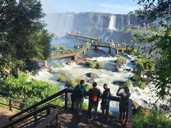 Unas 35 mil personas visitaron las Cataratas del Yguazú en este feriado - La Clave