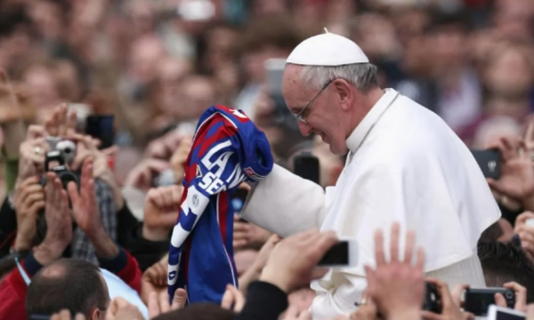 Versus / San Lorenzo de Almagro despide al papa, su hincha más célebre