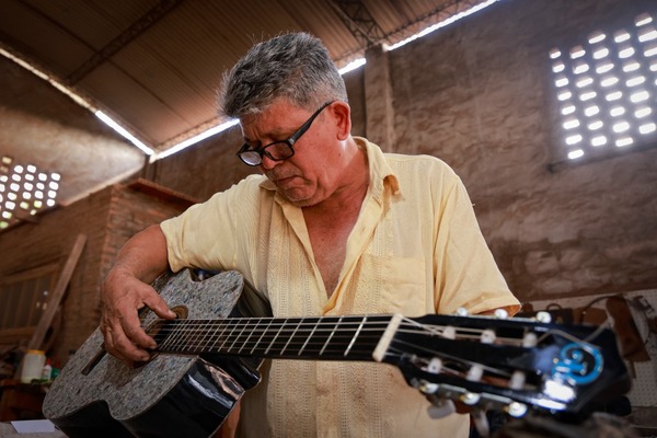 Empresa familiar de Luque exporta su eco guitarra a Nueva Zelanda - .::Agencia IP::.